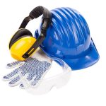 Avrupa Komisyonu’nun 2024/2599 sayılı kararıyla, KKD ürünlerine yönelik bazı standartlarda kapsamlı güncellemeler yapılmıştır. Bu güncellemeler; düşüş koruma sistemleri, filtreli solunum cihazları, iş ayakkabıları, elektrik yalıtımlı kasklar ile göz ve yüz koruma ekipmanlarını kapsayarak güvenlik standartlarını daha da yükseltmektedir. Özellikle dayanıklılık, güvenlik testi yöntemleri ve teknik gereklilikler yeniden ele alınmıştır. Yeni standartlar, işçilerin güvenliği için önemli bir adım olup, Avrupa genelinde KKD üretim ve kullanımında yüksek güvenlik normlarının benimsenmesini sağlamaktadır